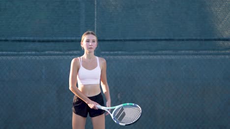 Ein-Teenager,-Der-An-Einem-Sommernachmittag-Tennis-übt