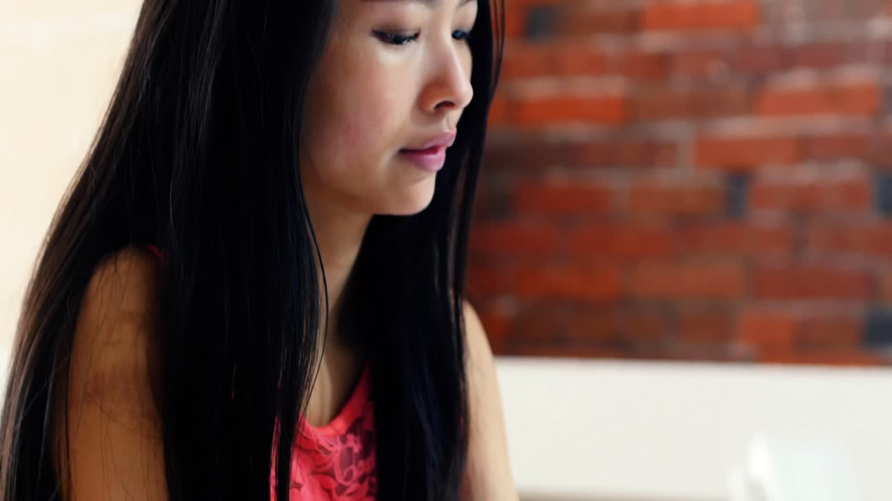 책상 에서 노트북 을 사용하는 여성 임원