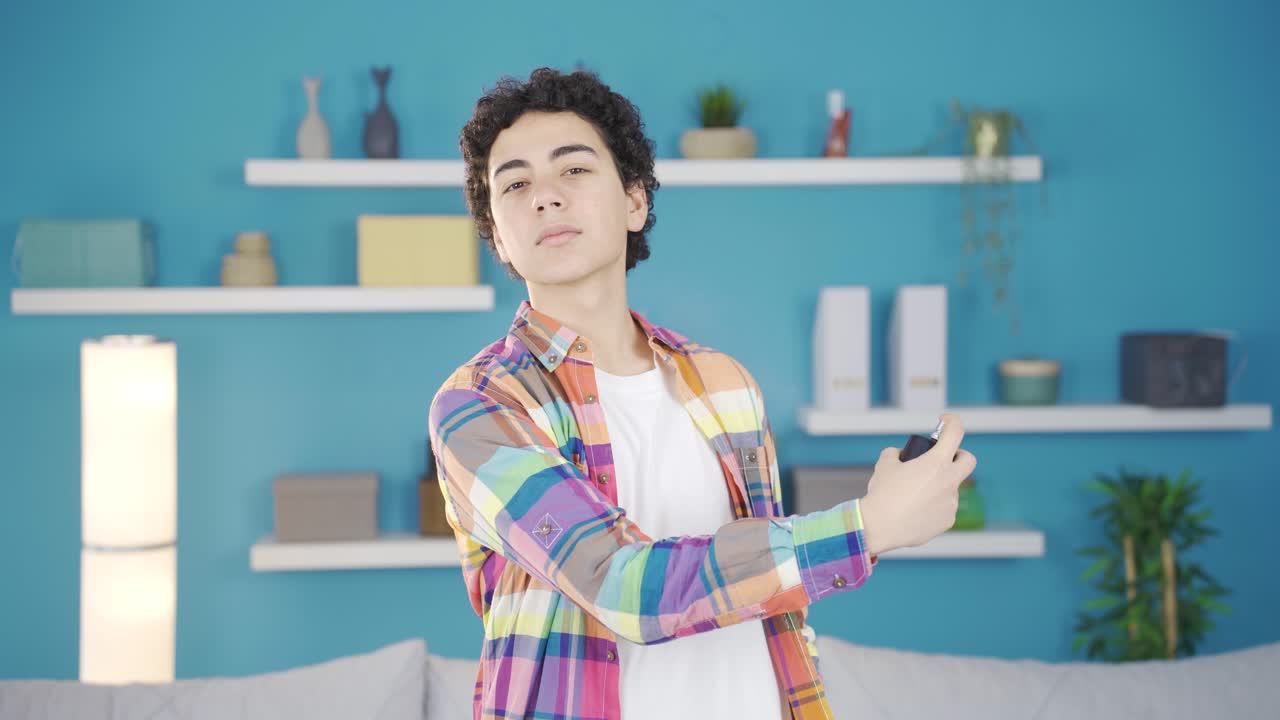 al chico que se pone perfume le gusta el olor.