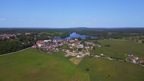 Increíble-Vista-Aérea-Superior-Vuelo-Campo-De-Verano-En-Lake-Village-Chlum,-República-Checa-2023