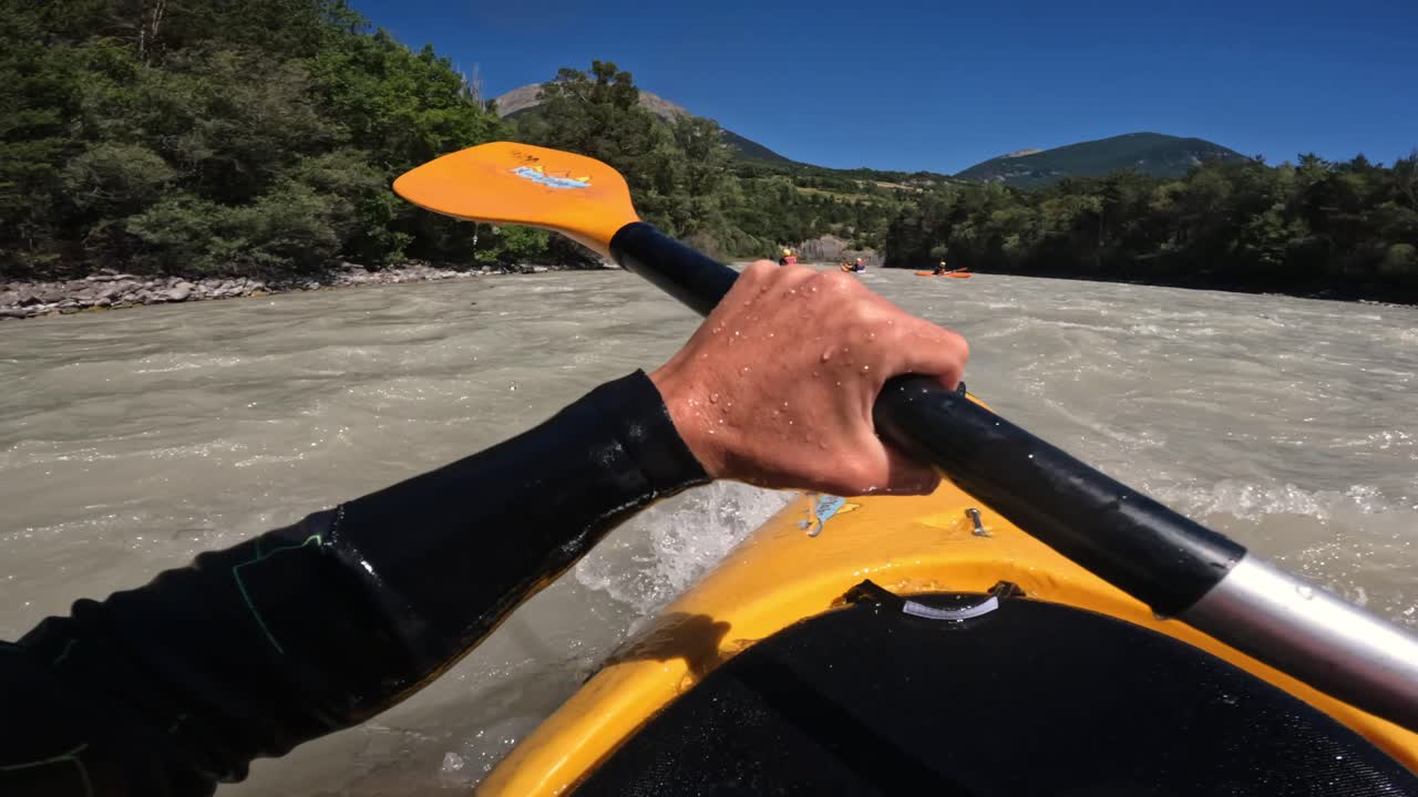 Questo avvincente video POV immortala un kayakista che naviga le rapide del pittoresco fiume Durance, situato nella suggestiva Valle della Durance
