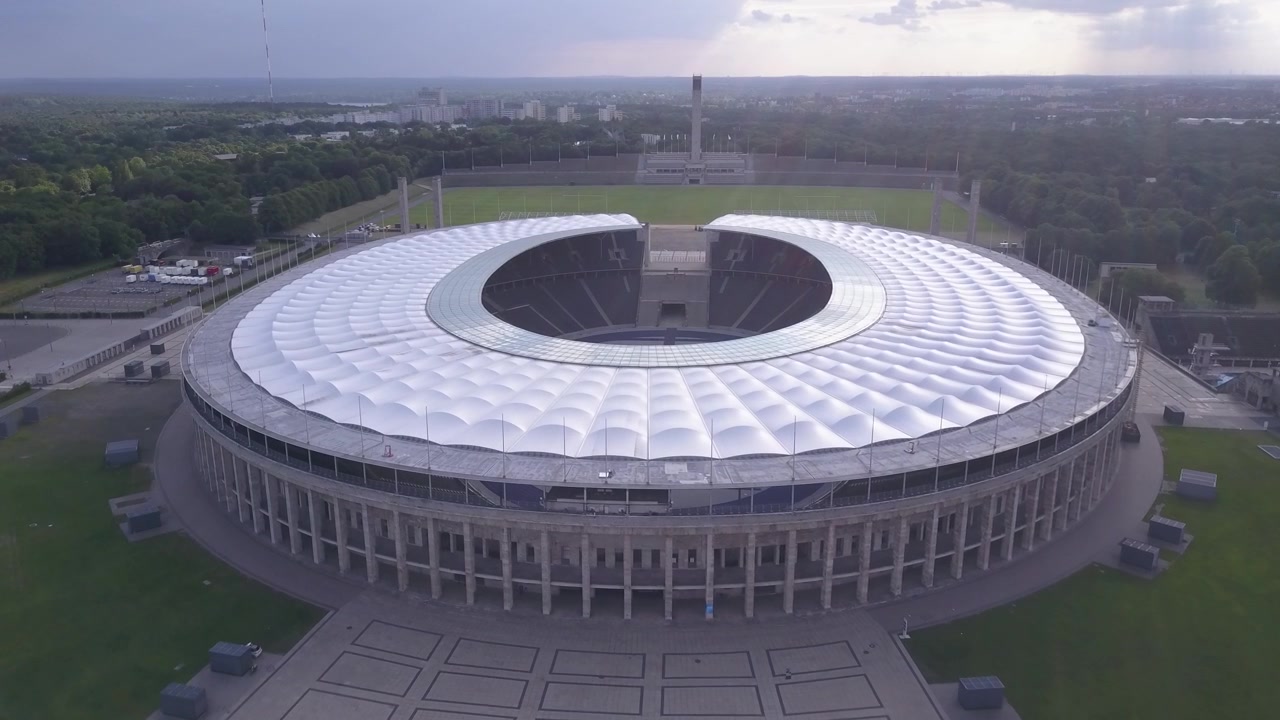 Stadion Olimpijski w Berlinie, ujęcie z drona, 4K, pochmurno.