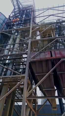 gran silo metálico para el almacenamiento de grano. planta industrial moderna.