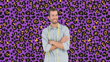 animación de un feliz diseñador de moda caucásico sobre un fondo púrpura