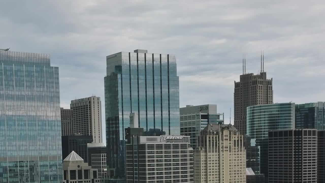 Panorama urbano denso di Chicago con grattacieli aziendali