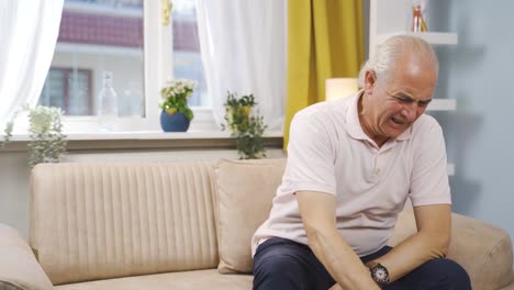 un hombre que tiene un colapso nervioso en casa está gritando.