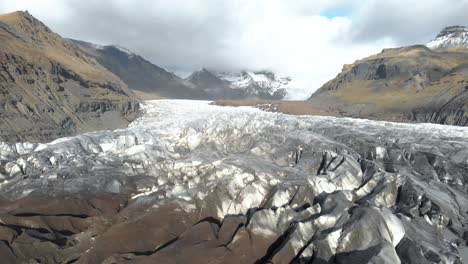 amplio paisaje aéreo tomado de un gran glaciar en islandia