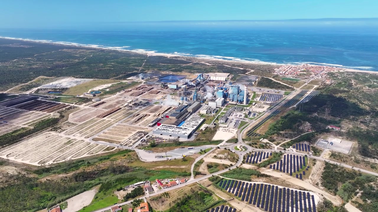 Vista Aérea de uma Fábrica Industrial de Celulose e Papel, Incluindo Instalações de Processamento de Madeira e um Parque Solar, Localizada na Costa Atlântica