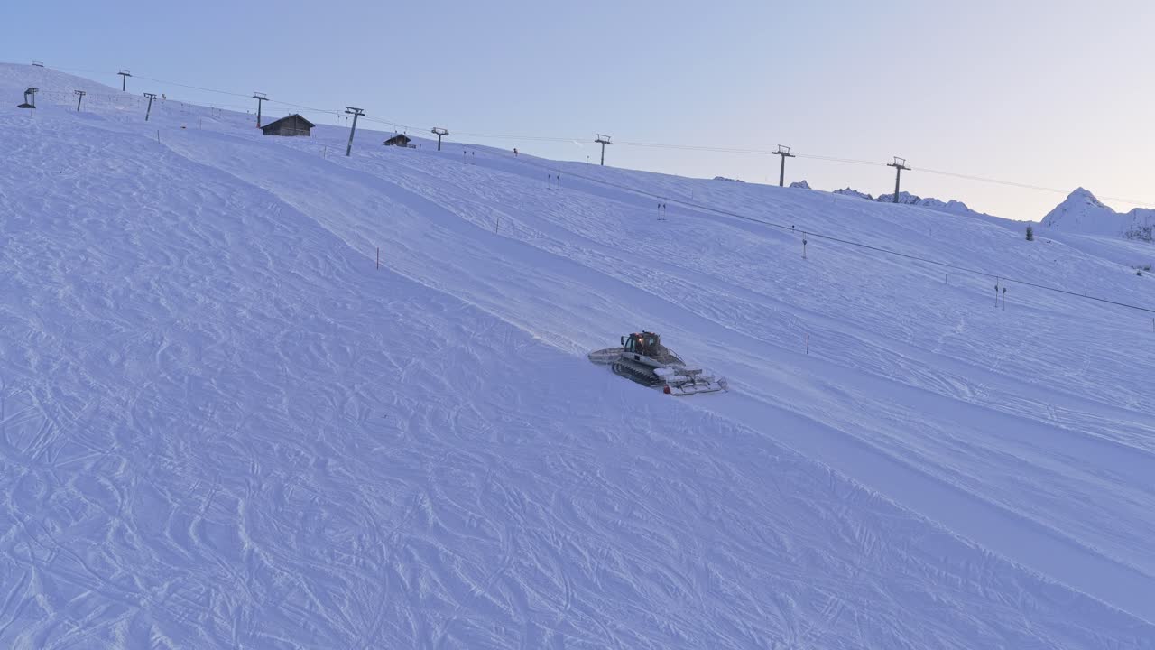 Riprese con drone di gatti delle nevi al lavoro sulle piste da sci della Zillertal Arena a Krimml e Königsleiten, Austria, con paesaggio alpino innevato