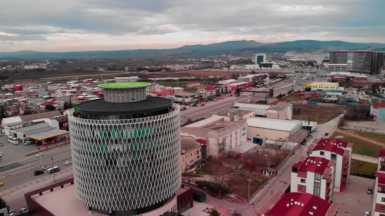 ciudad de bursa, pasando por un hotel con un helipuerto en el techo con un dron