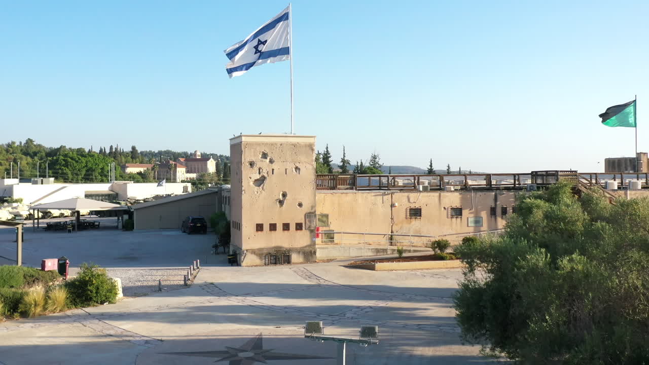 Mémorial du corps blindé et drapeau israélien, vue aérienne de Latroun, Israël
