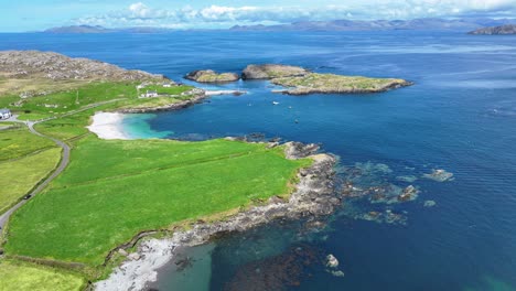 Playas-Solitarias-De-Drones,-Un-Pequeño-Puerto-Pesquero,-Mares-Azules,-Tierra-Verde-Esmeralda,-La-Belleza-Natural-Y-La-Naturaleza-Salvaje-De-La-Península-De-Beara-En-El-Oeste-De-Cork,-Irlanda,-En-Un-Perfecto-Día-De-Verano