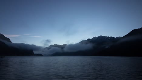 Lapso-De-Tiempo-Del-Amanecer-Del-Lago-Sils-En-Engadin,-Suiza-Visto-Desde-Maloja-En-Una-Mañana-Brumosa-Con-Una-Vista-Panorámica-De-Las-Montañas