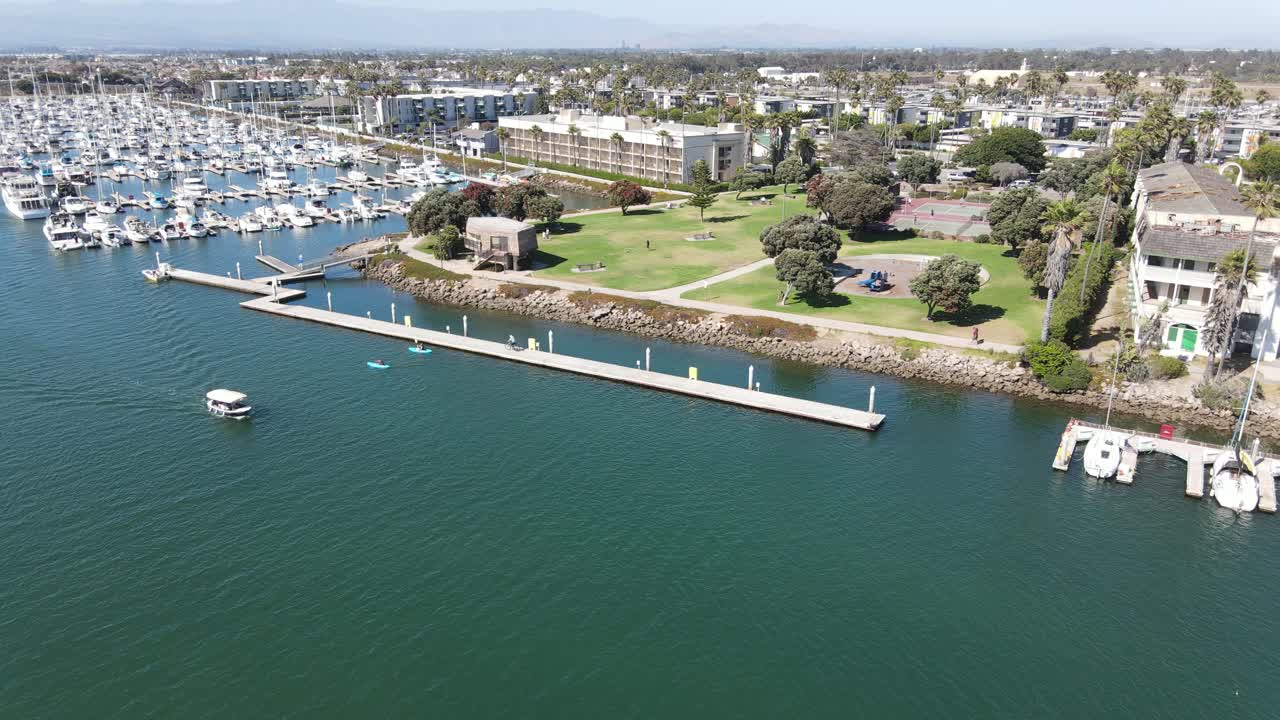 보트는 바쁜 선착장을 통해 여행