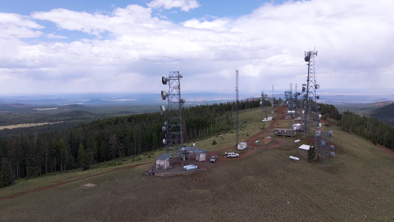 torres de radio y mirador en el pico de la montaña en pico verde, arizona contra el cielo - drone aéreo