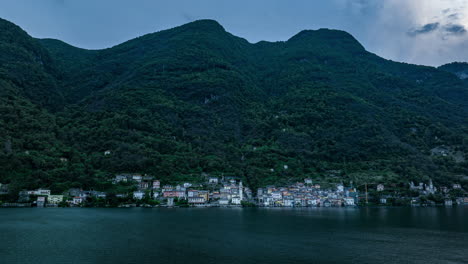 la ciudad de brienno a orillas del lago como en italia