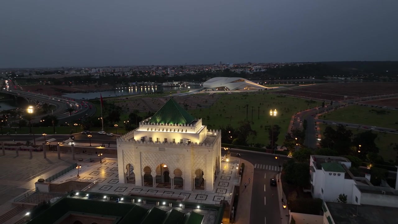 Esplora Rabat, la Città delle Luci, capitale del Marocco. Dalla Torre di Hassan alla Kasbah degli Oudaia e alla costa atlantica, questa città UNESCO fonde storia, modernità e un fascino senza tempo.