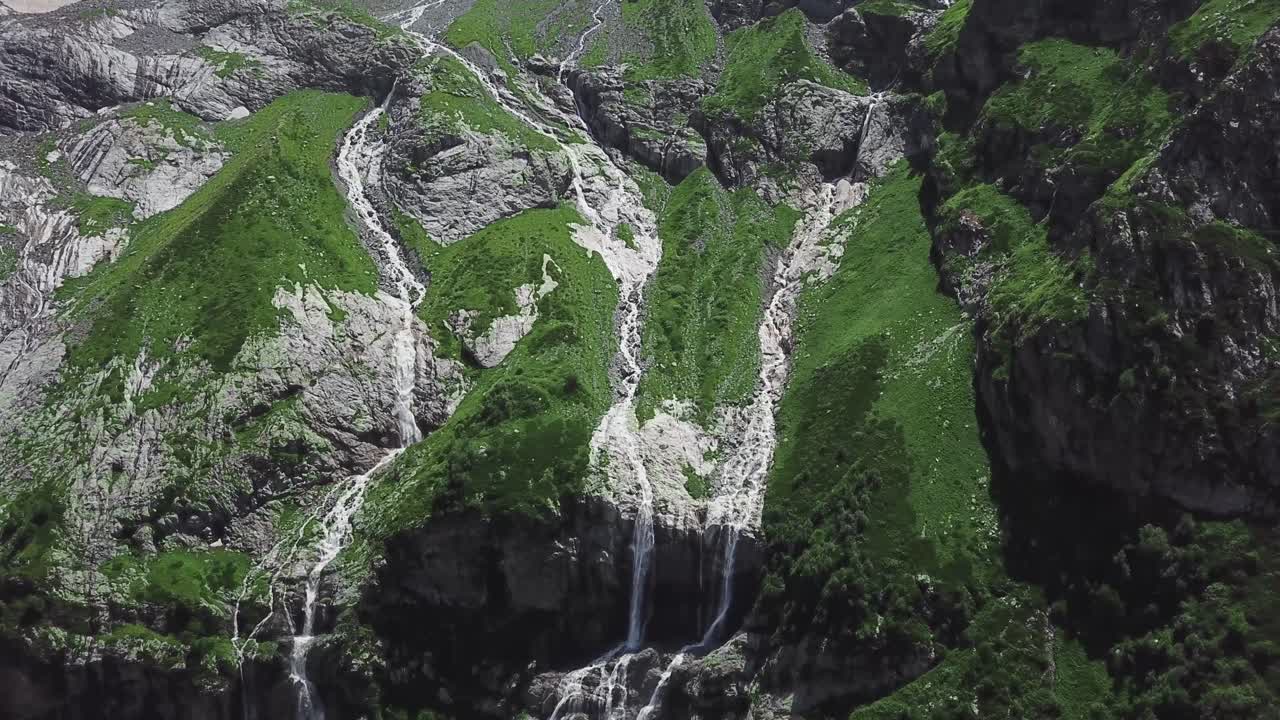 cascadas de montaña y vegetación exuberante