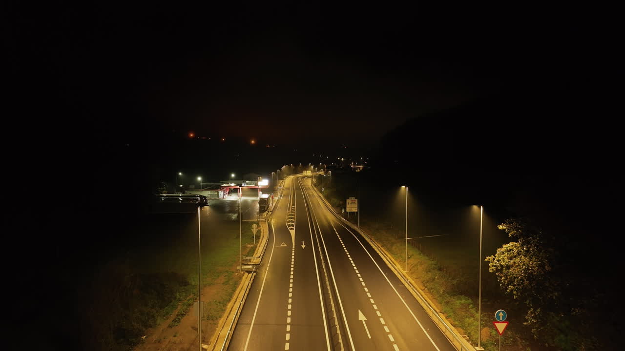 고속도로 에서 밤 에 운전 하는 것