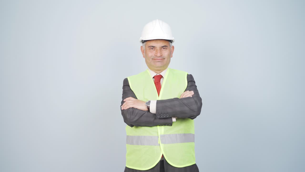 el ingeniero cruza los brazos y se ríe de la cámara.