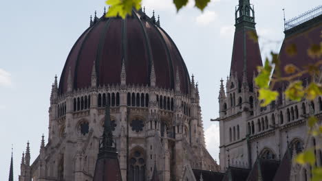 Incline-Hacia-Arriba-Los-Edificios-Del-Parlamento-Húngaro-Con-Fachada-Y-Techo-De-Estilo-Neogótico