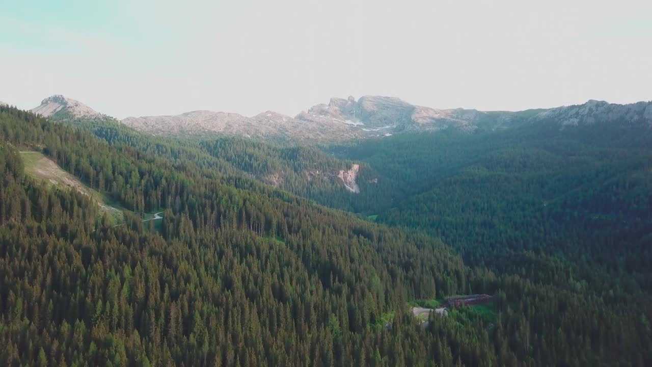 avance revela toma aérea en los alpes con un pico que se muestra en el fondo