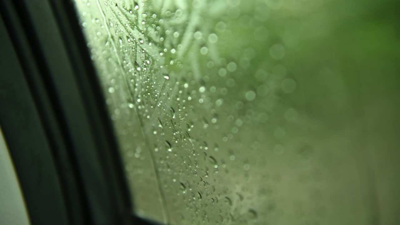 차  창문에 떨어지는 비의 움직임