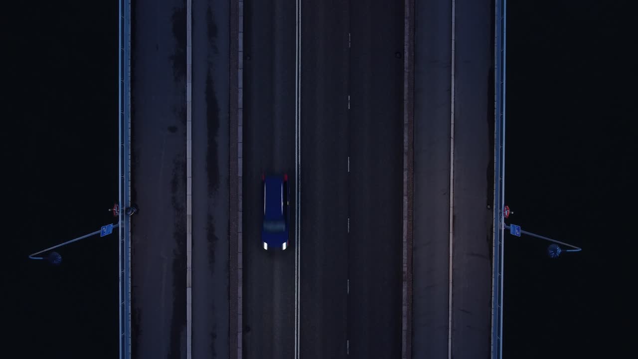 Ripresa aerea dall'alto sul traffico del ponte durante l'ora blu