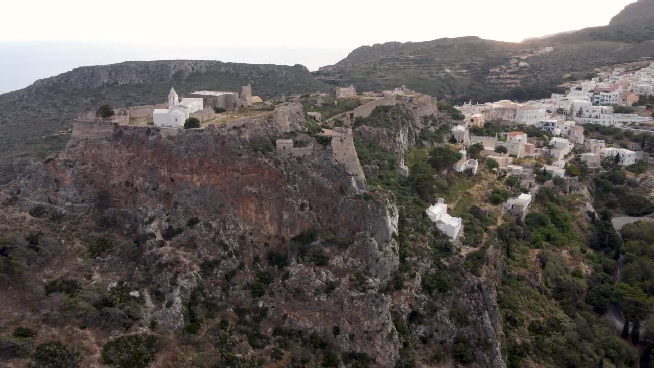vista cinematográfica sobre el castillo y el pueblo de chora al atardecer, isla de kitira, grecia