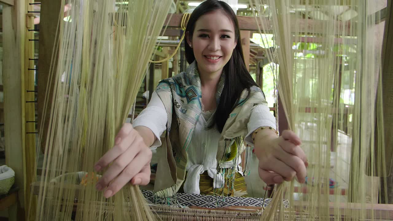 mujer tejiendo en un telar tradicional