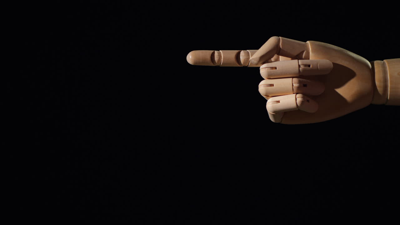 검정색 배경에 손가락이 있는 나무 손 포인트