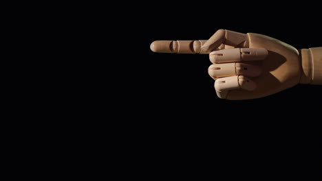 puntos de mano de madera con el dedo sobre fondo negro