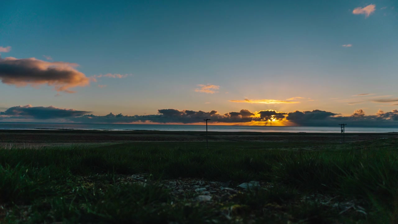 Timelapse di un tramonto spettacolare sull'oceano con raggi crepuscolari