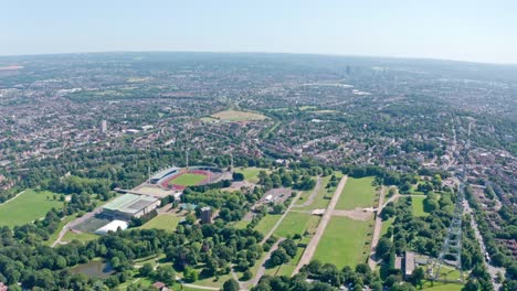 High-Slider-Drohne-Schoss-über-Den-Crystal-Palace-Park