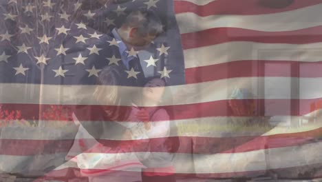 familia asiática con nosotros ondeando la bandera en primer plano