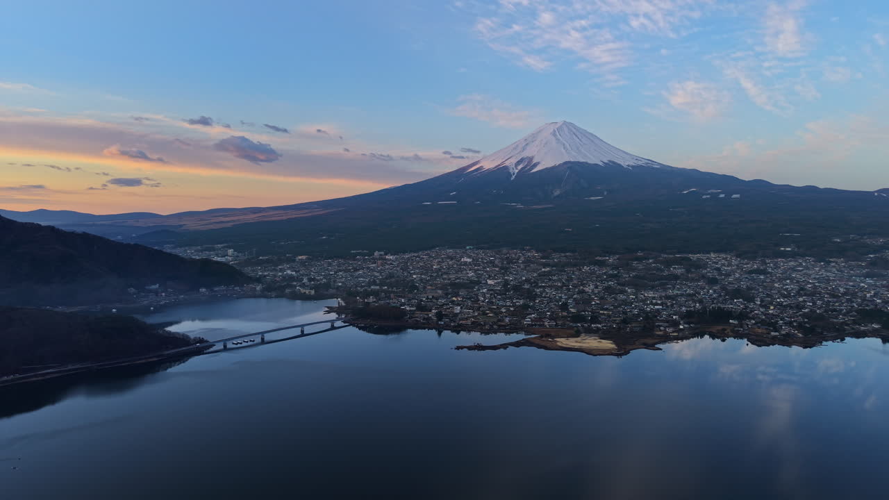 Vista aérea con dron del puente Kawaguchiko-Ohashi cerca de la ciudad de Fujikawaguchiko en Japón con el monte Fuji al fondo