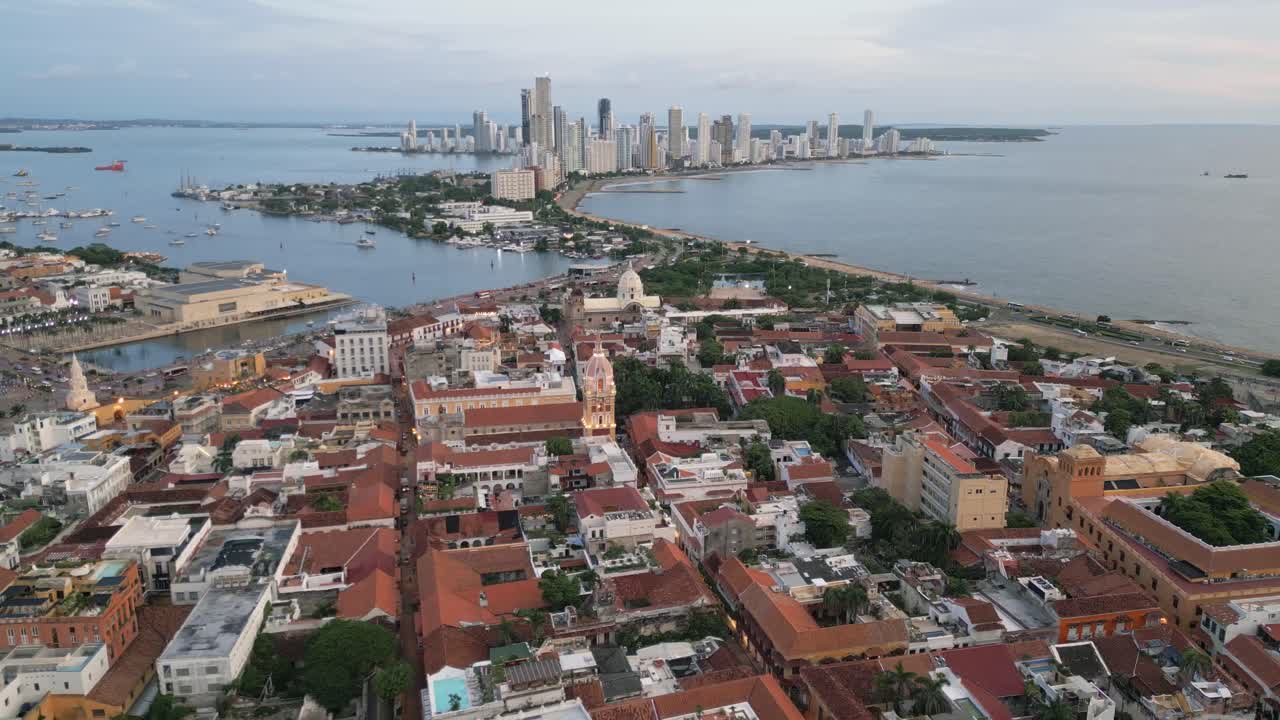Vista aérea del casco antiguo colonial de Cartagena con los rascacielos modernos al fondo, Bolívar, Colombia.