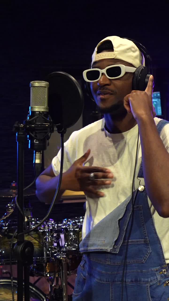 hombre grabando música en un estudio