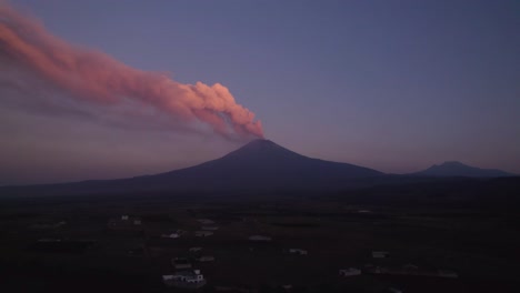 Video-Des-Vulkans-Popocatepetl-In-Mexiko,-Der-In-Den-Ersten-Morgenstunden-Rauch-Ausstößt