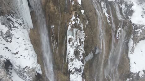 Cascada-Con-Una-Nevada-Húmeda