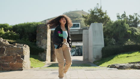 Mujer,-Bailarina-Y-Moda-En-El-Parque-De-Hip-Hop.