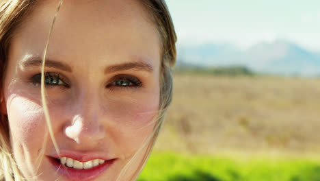 retrato de una hermosa mujer de pie en el parque 4k