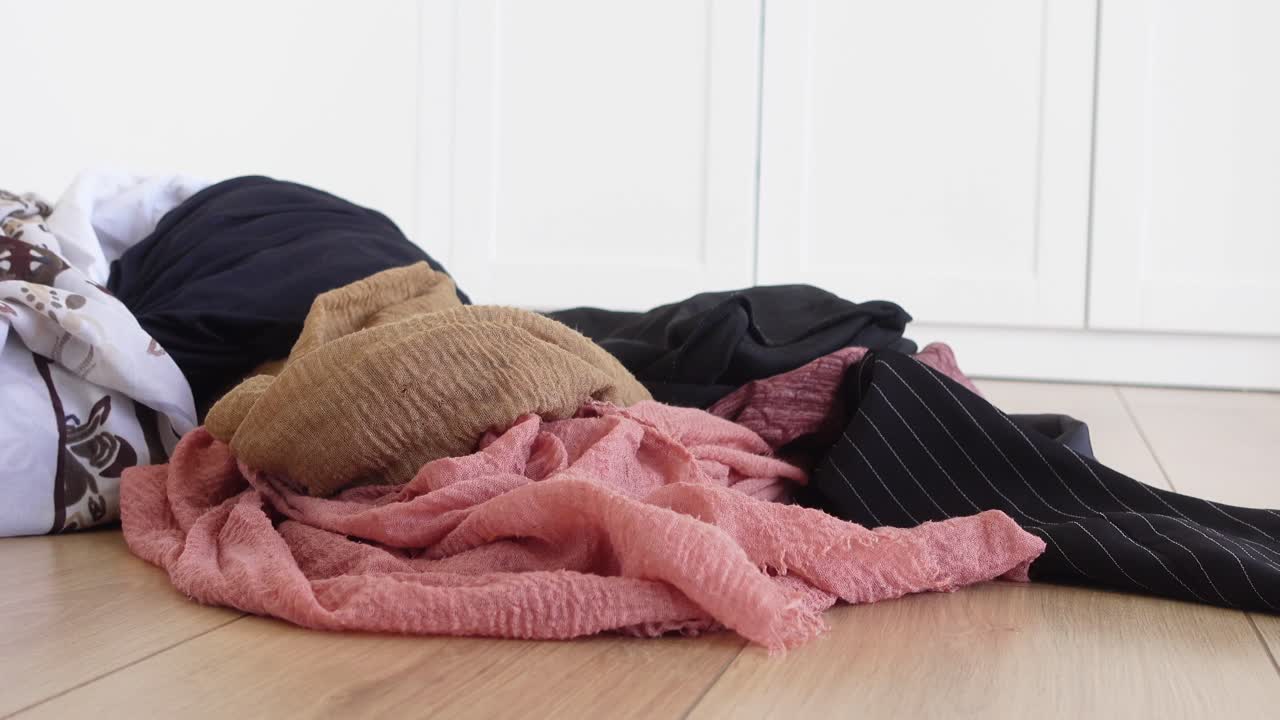 바닥에 망진창의 옷어리