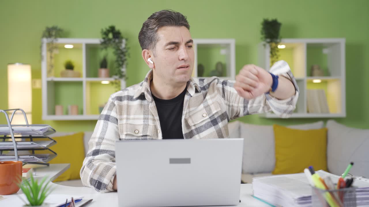 Uomo che lavora da casa in ritardo è stressato