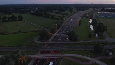 Luftbild-Aus-Der-Vogelperspektive-Auf-Die-Autobahn-Bei-Sonnenuntergang