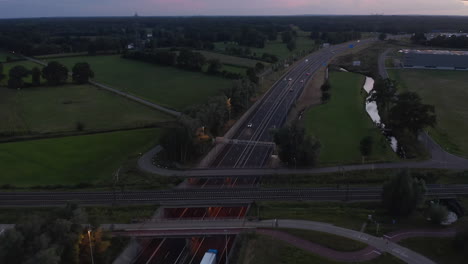 Vista-Aérea-De-Pájaro-De-La-Autopista-Autobahn-Al-Atardecer