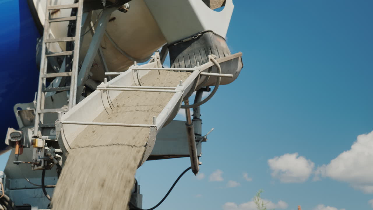 완성된 공장 콘크리트 콘크리트의 납품은 파란색 sk에 대한 믹서의 홈통을 통해 흐릅니다.