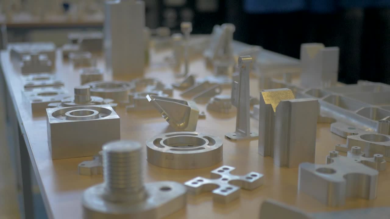 금속 조각의 크레인과 함께 좋은 부드러운 촬영