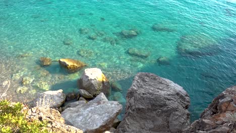 Tranquila-Y-Relajante-Vista-En-Cámara-Lenta-Del-Mar-Turquesa-Claro-Con-Acantilados-Rocosos