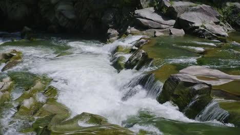 A-Beautiful-Montaña-Río-The-Water-Is-Boiling-On-The-Rocks-The-Top-View-4K-Slow-Motion-Video